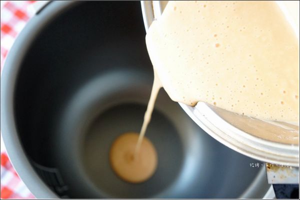 先放一半的麵糊至電鍋中。