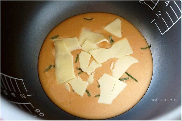 撒上迷迭香及二片起司碎片。