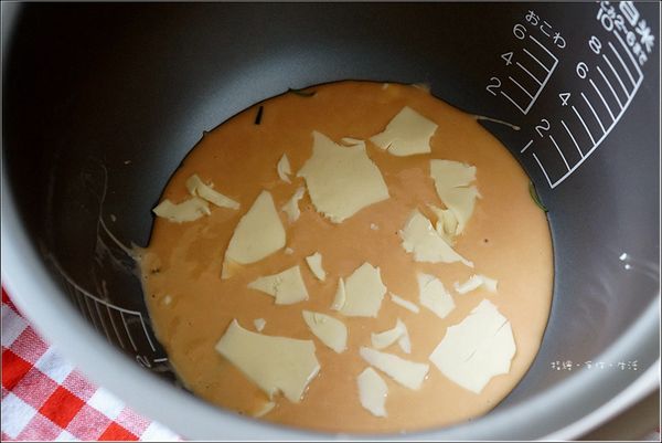 倒入剩下的麵糊，再灑上最後一片的起司碎片。