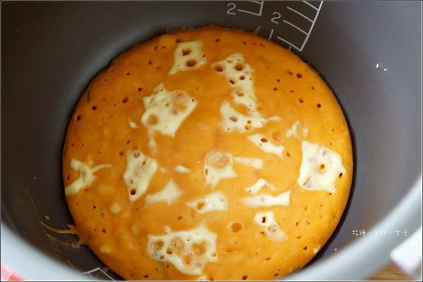 放入電鍋中，用一般煮飯的模式即可。