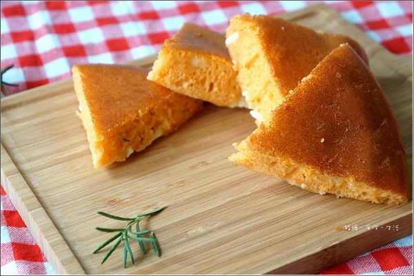 切開時可以聞到番茄與迷迭香的香氣，吃起來則有點像厚鬆餅的感覺，很義式風格的一款麵包。