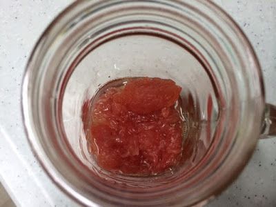 首先在杯子裡加入三匙的糖漬葡萄柚。