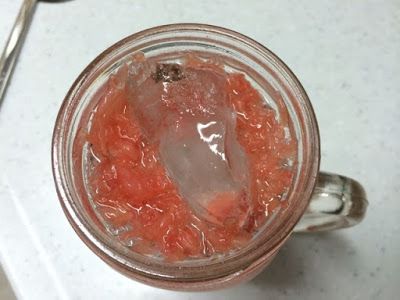 加入八分滿的氣泡水和少許冰塊，
最後攪拌均勻即可。