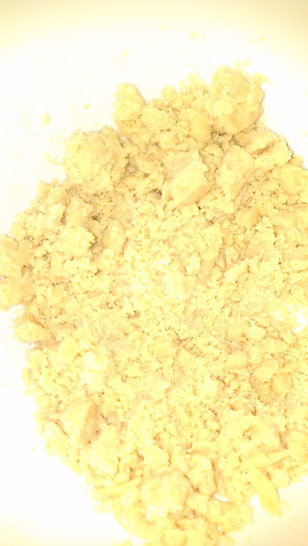 低筋麵粉過篩後，加入所有粉狀類拌勻。再加入蜂蜜和橄欖油50ml(自行增減)。