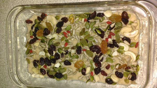 散放綜合堅果於第二層。