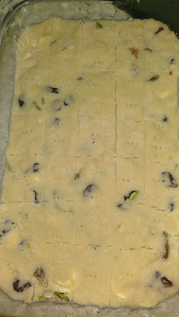 再將另一半的奶酥麵團平舖於上層按壓。