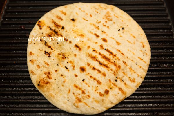 把餅皮烤熱後備用。