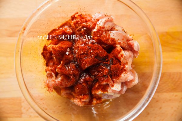 把雞肉切成小塊狀並與橄欖油、紅椒粉、荳蔻粉和鹽均勻混合後，用竹籤串起來備用。