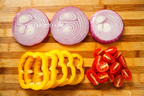 將洋蔥、甜椒、小蕃茄切好備用。
