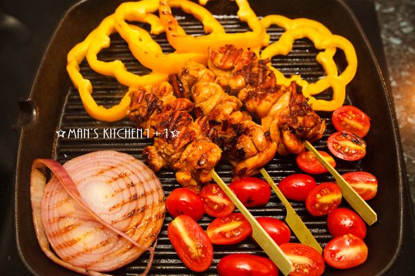 接著將雞肉與蔬菜一起煎(烤)熟。