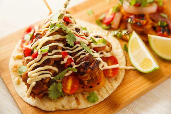 最後將所有材料放在餅皮上，並拿掉竹籤擠上檸檬汁、美奶滋，再灑上香菜和辣椒就完成了。