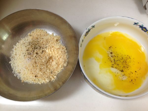 準備蛋液跟麵包粉各一盆，蛋液加入1/4小匙鹽(1g)跟適量適量黑胡椒打散，

麵包粉那盆加入帕瑪森起司粉、1/2小匙鹽跟黑胡椒混和
