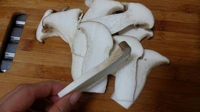 先將杏鮑菇切成0.5公分的厚度~