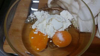 準備一容器，加入兩顆蛋跟一匙麵粉，再加入適量的鹽巴。