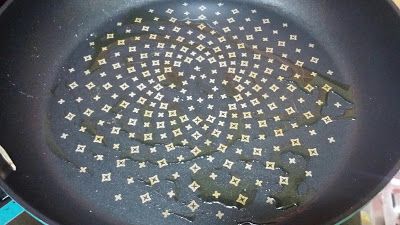 平底鍋開小火放些油熱鍋。