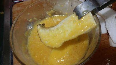 將切好的杏鮑菇均勻地沾上調好的蛋汁。