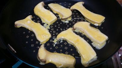 再放上沾好蛋汁的杏鮑菇片慢慢煎^^