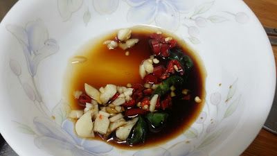 杏鮑菇煎餅的醬汁：
醬油、食醋跟紅綠辣椒還有蒜頭。