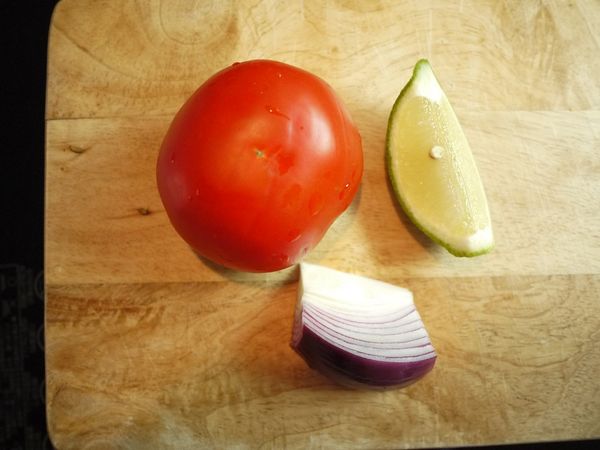 先將番茄切小丁,紅洋蔥切細末備用