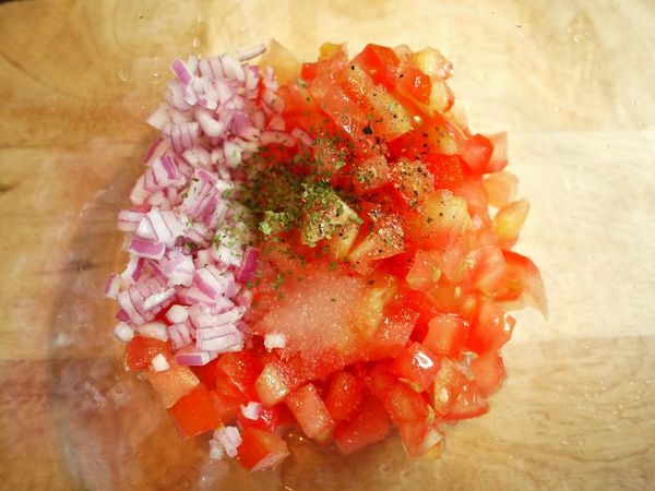 將番茄丁、紅洋蔥末加入鹽、黑胡椒、糖、檸檬汁、西洋香菜拌勻