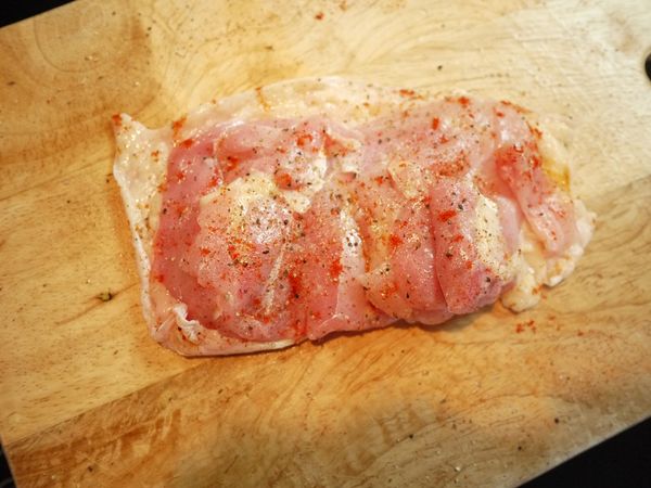 雞腿排兩面都灑上鹽、黑胡椒、煙燻紅椒粉