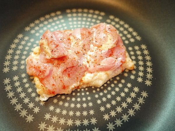 將雞皮朝下煎至金黃