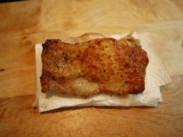 雞腿排起鍋後先放靜置3~5分鐘再切成條狀或塊狀即可