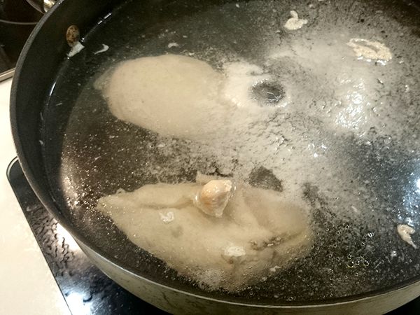 煮滾一鍋水，將雞胸肉放入煮5分鐘，蓋上鍋蓋轉小火續悶20分鐘，即可肉熟卻不乾，再將雞胸肉撕成條狀。