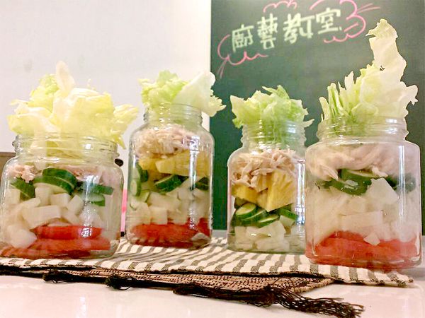 底部先放醬汁，再依序放入番茄、馬鈴薯、小黃瓜、水煮蛋切片、鳳梨切片、雞胸肉、萵苣，清涼消暑的罐沙拉就完成囉！