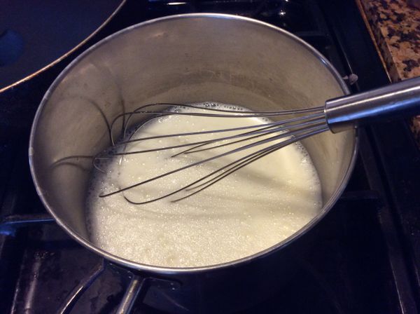 牛奶和糖在鍋中煮至糖溶化即可，牛奶不必煮到滾起。