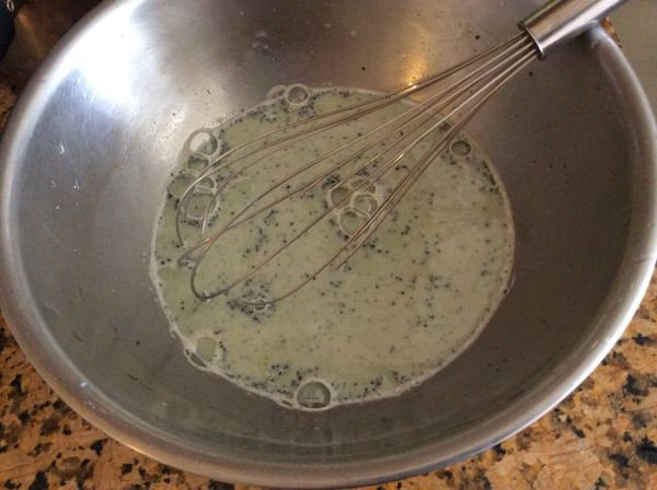 另一盆中放入抹茶粉，將煮好的牛奶沖入。