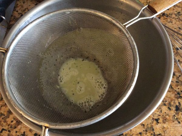 稍微冷卻後加入打散的全蛋、蛋黃，攪拌均勻後再加入鮮奶油。拌勻後靜置30分鐘。然後過篩2、3次，布丁液過篩後會較細緻。