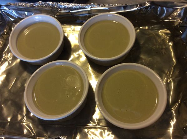 倒入容器中，隔水蒸烤。325°F約30分鐘左右，或直至布丁液凝固。冷卻冰涼後更為可口。