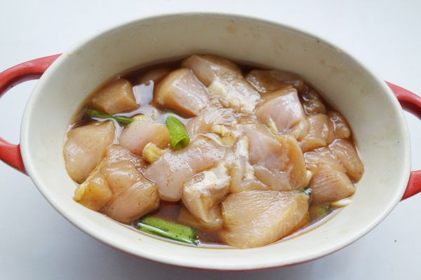 蔥切段、蒜切片，雞胸切一口小塊，和所有醃料放入容器中拌均，蓋上蓋子或保鮮膜入冰箱醃一晚