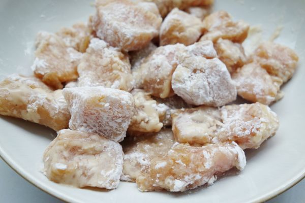 醃好的雞塊裏上地瓜粉，放置5~10分鐘反潮