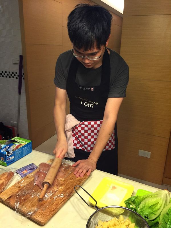 雞胸肉灑上少許鹽巴與黑胡椒粉後蓋上保鮮膜後用擀麵棍輕敲，讓肉入味