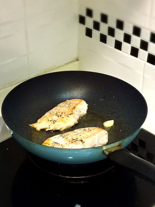 將雞胸肉放入加好橄欖油的平底鍋中煎至7分熟