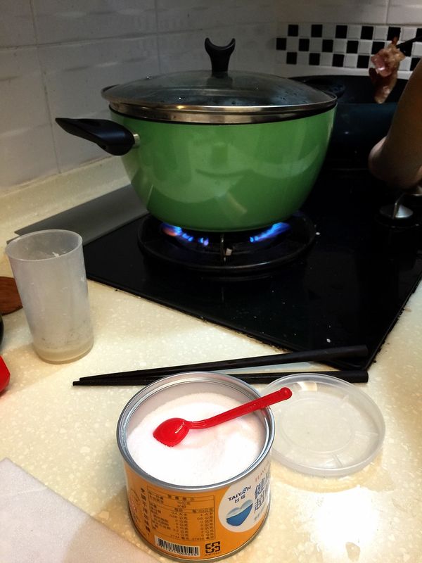 將蝴蝶麵放入滾水中，並加入少許鹽巴，待麵熟後取出放涼