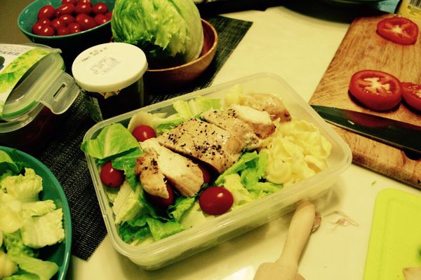 美生菜與小番茄放入-3M真空保鮮盒1200ML，再放上蝴蝶麵與雞胸肉淋上凱薩醬後大功告成，熱量低又含有纖維質