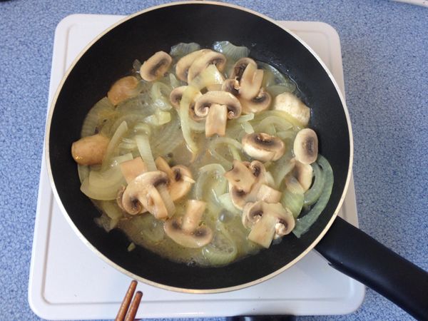 炒洋蔥至軟，加入洋菇繼續炒。