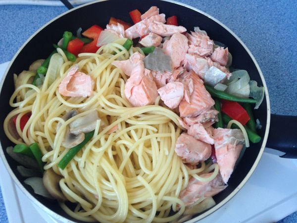 食材快熟時，加入鮭魚塊及牛奶