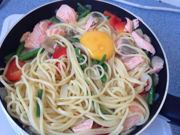 起鍋前關火，放入一顆蛋黃(可以讓義大利麵均勻的吸收醬汁)並快速攪拌