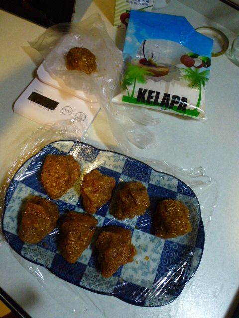 椰子餡料作法：
 無鹽奶油先在室溫軟化，再將
椰子粉、細砂糖、奶粉和鹽拌勻後，加入無鹽奶油攪勻，
然後將蛋液分次加入攪拌均勻，
均分成12等份搓圓備用。