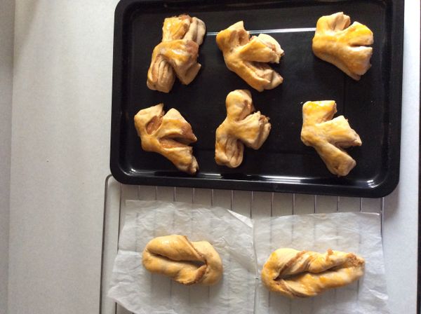 將除了無鹽奶油外之所有麵團食材置入麵包機中，混合後搓揉成團。
再將無鹽奶油加入繼續搓揉成糰。等發酵至約兩倍大。取出麵團，以手掌輕壓排出麵團中空氣。