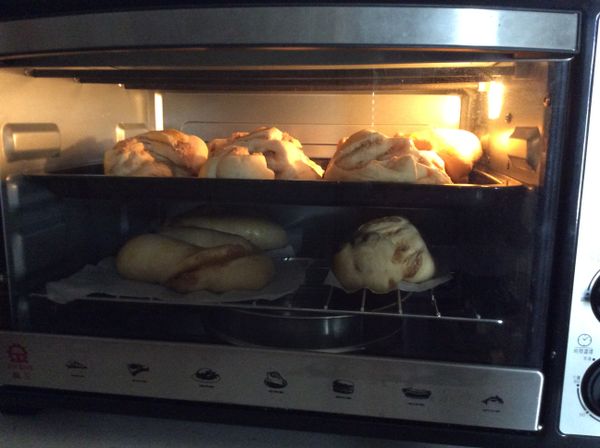 烤箱開180度預熱10分鐘
，發好的麵團刷上一層蛋液（份量外），放進烤箱烤15~18分鐘即可。