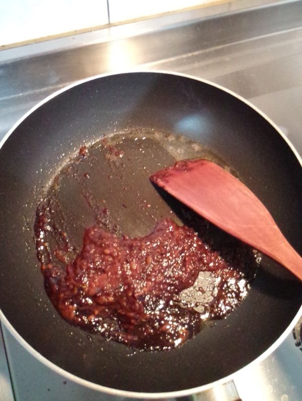 油加入鍋，先把甜麵醬和豆瓣醬炒一下