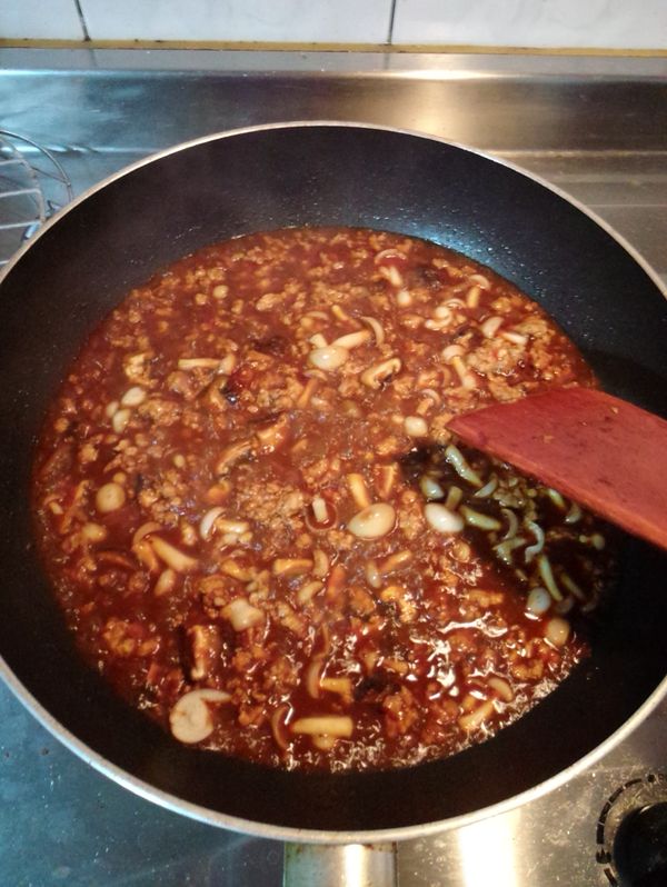 最後再把香菇，雪白菇加入，燉煮15分鐘，就完成香噴噴炸醬