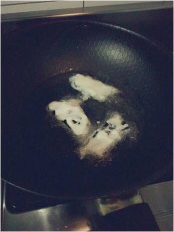 切塊龜苓膏裹上地瓜糊，用平底鍋油炸至雙面呈金黃色