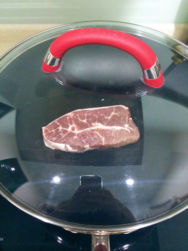 不沾鍋的平底鍋，使用中火稍微預熱後，不需放油，直接放入牛肉塊再蓋上蓋子悶煎2分鐘