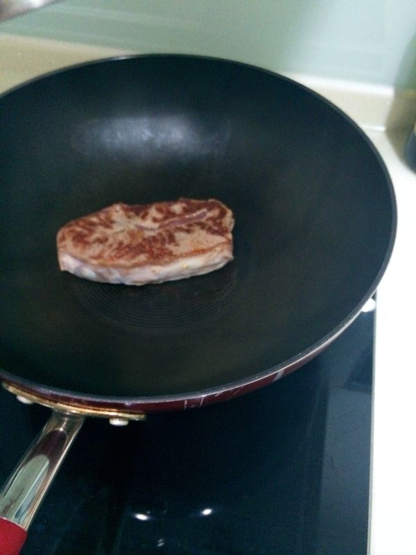 2分鐘後，將肉塊翻面再蓋上蓋子悶煎2分鐘，此時肉塊表面已呈微焦狀態